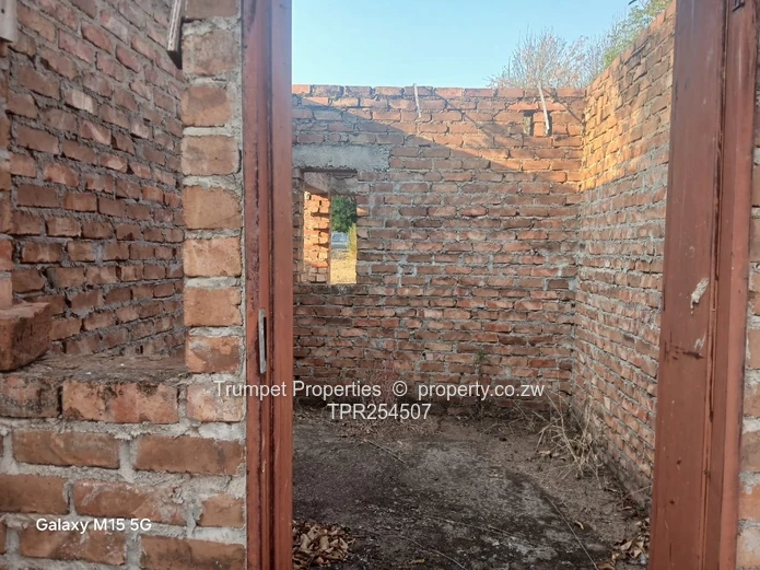 Borrowdale 2-bed Brick Shell on 1847m2, terms accepted (Sole Mandate)
