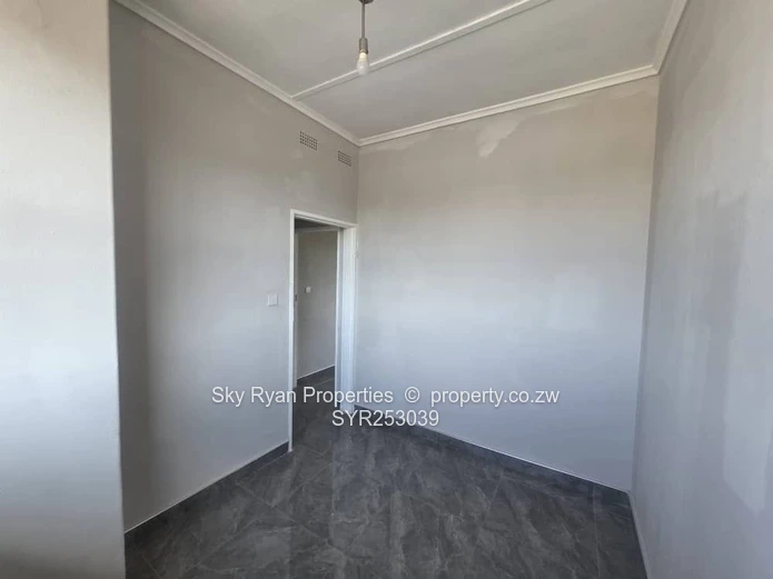 Avenues 2 Bed Flat To Let 