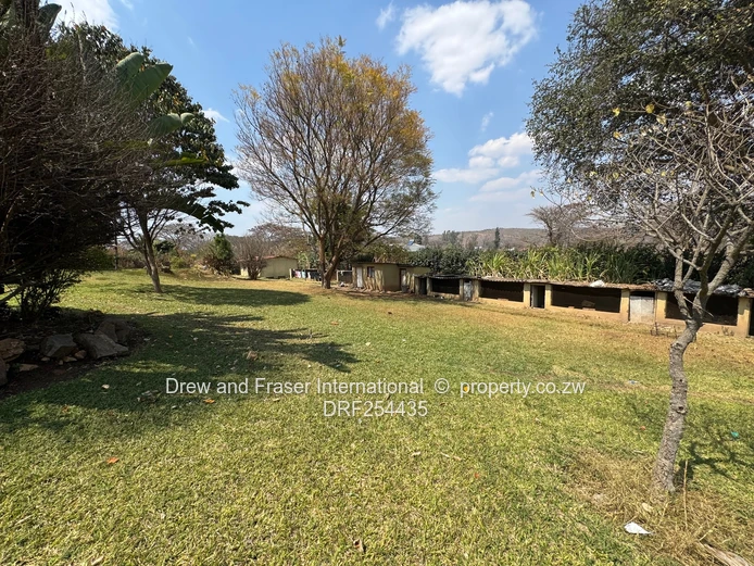 Glen Lorne: 5-Bed Family Home with Pool & Large Grounds