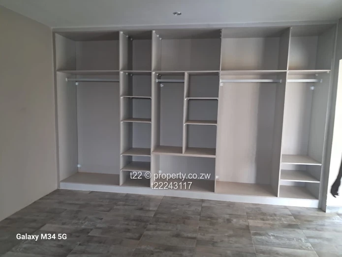 Single-Level 8-Bed Brookview Home — Large Lawn & Borehole