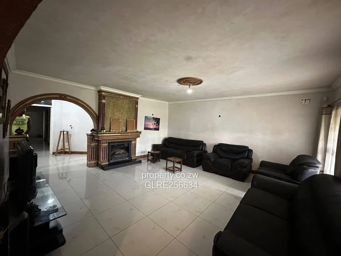 Spacious Hatfield 3-Bed on 900m² — Solar, Garden & Fitted Kitchen