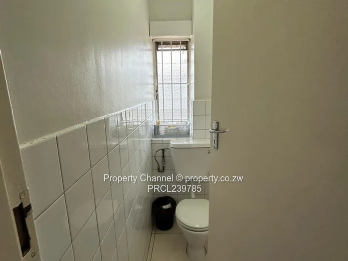 Avondale 2-Bed Garden Flat — Modern Fitted Kitchen & Garden