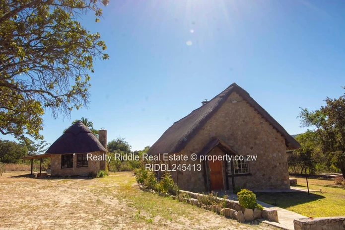 Nyanga Thatched Stone Lodge — Fireplace, AC & Wi-Fi