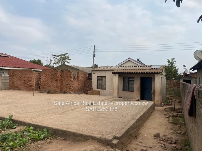 OLD GLEN- VIEW 7 VACANT  STAND WITH FOUNDATION AND APPROVED PLAN CLOSE TO CHITUBU SHOPS FOR SALE Pri