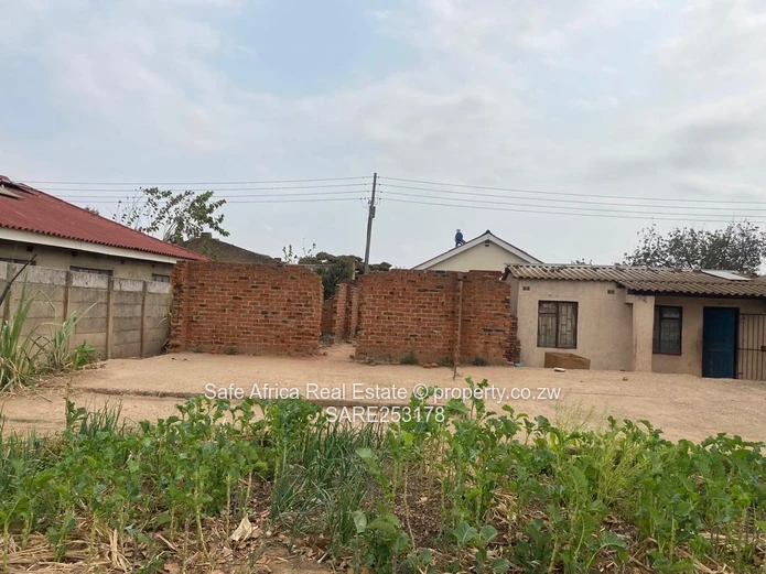 OLD GLEN- VIEW 7 VACANT  STAND WITH FOUNDATION AND APPROVED PLAN CLOSE TO CHITUBU SHOPS FOR SALE Pri