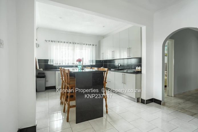 Executive 5 bedroom home with 3 bed cottage in prime area (Sole Mandate)