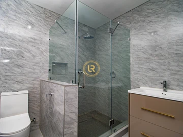 4 Bedroom Flat & Apartment