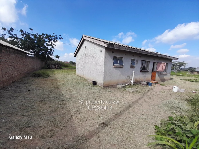 Manyame Low density stand with cottage for sale-2010m² (Sole Mandate)