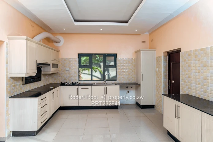 Luxury 5-Bed Cluster House With Pool-Chisipite