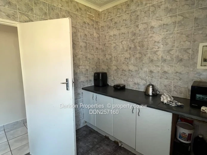 Gunhill 4-Bed Family Home on 2800 m² with Garden