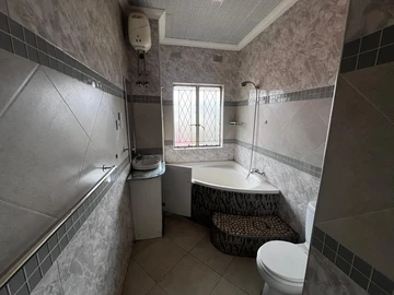 2 Bedroom Flat & Apartment