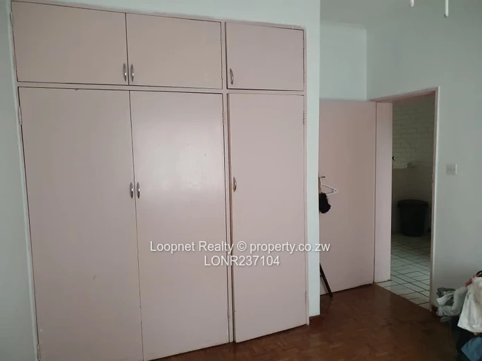 Marlborough 2-Bed Flat, Borehole & Sunny Lounge (Sole Mandate)