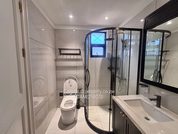 Modern 4-Bed, 4-Bath Greendale North Flat with Borehole