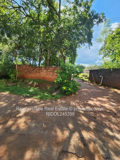 Greystone Park: 4-Bed Home on 9,185 m² with Pool & Borehole