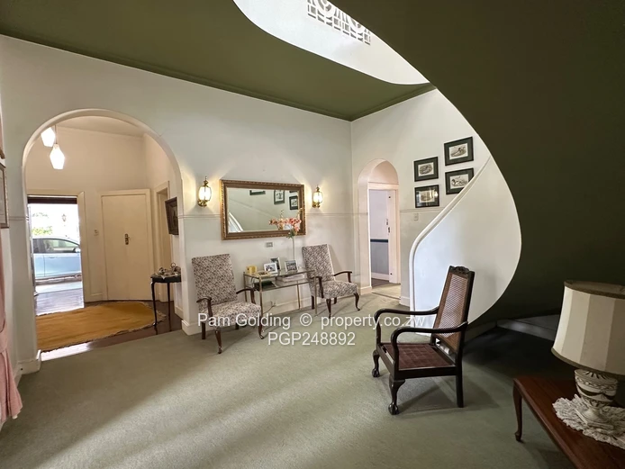 Timeless Family Home With Pool And Cottage.