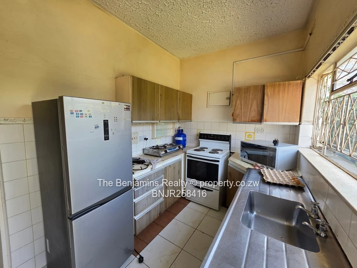 2-Bed Garden Flat in Strathaven — Garage & Tank
