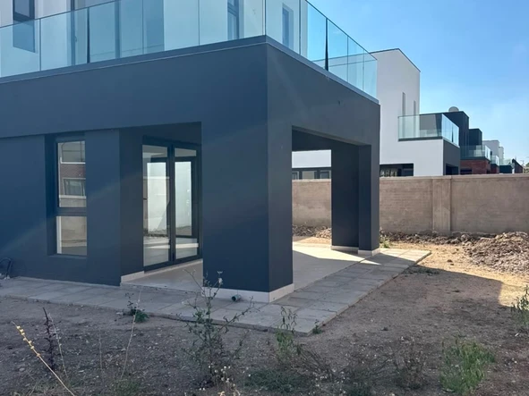 4 Bedroom Flat & Apartment