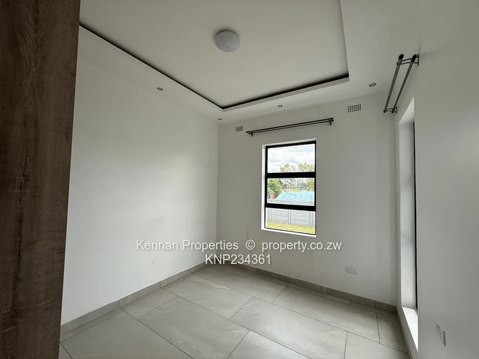 Modern Townhouse in secure Peakwood Village 