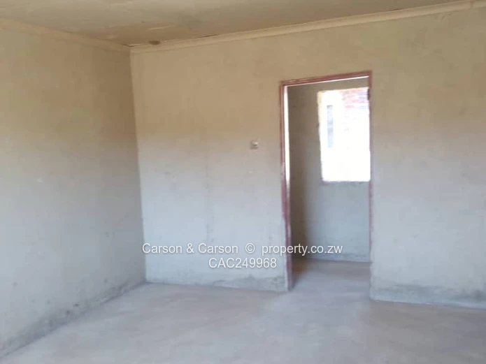 L-shaped red-tiled 4-bed Kadoma Home 1.9ha + Borehole