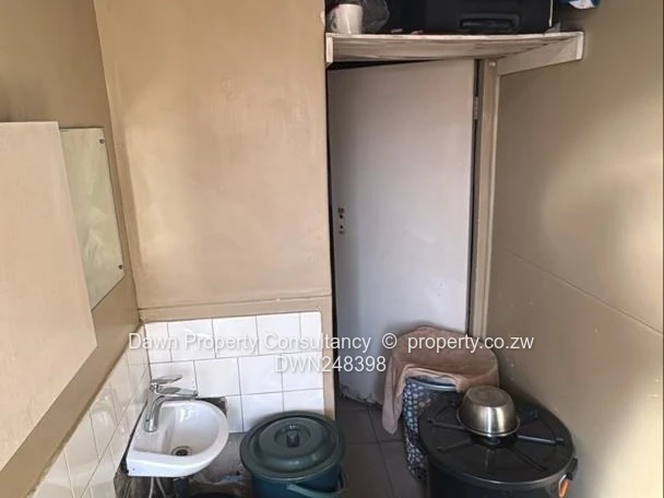 Avenues CBD 1-Bed Studio — Tiled, 24hr Security, Main Rd