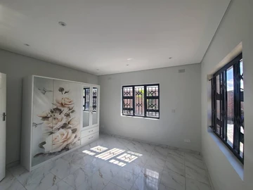 3 Bedroom Flat & Apartment