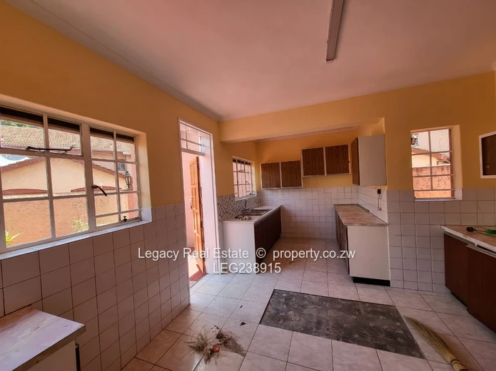 Executive 3-Bed Duplex to Let – Avenues