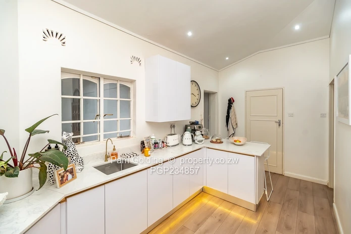 Modern 3-Bedroom Townhouse in Sought-After Greenhithe Mews (Sole Mandate)