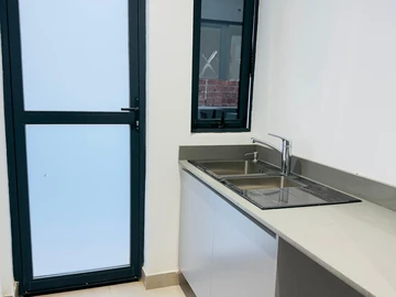 4 Bedroom Flat & Apartment