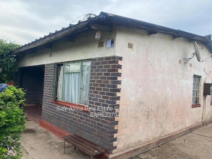 Glen Norah “A” Prime Investment Opportunity: Modern 4-Bedroom Home in a Strategic Location!