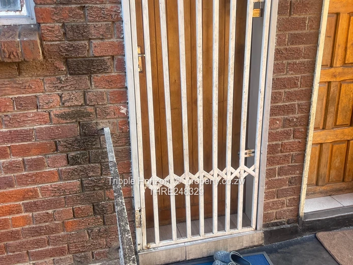 Bright Tiled 2-Beds Flat in Willowvale - Parking