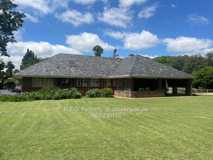 Spacious Family Living with Outdoor Leisure in the Suburbs