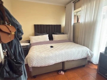 2 Bedroom Flat & Apartment