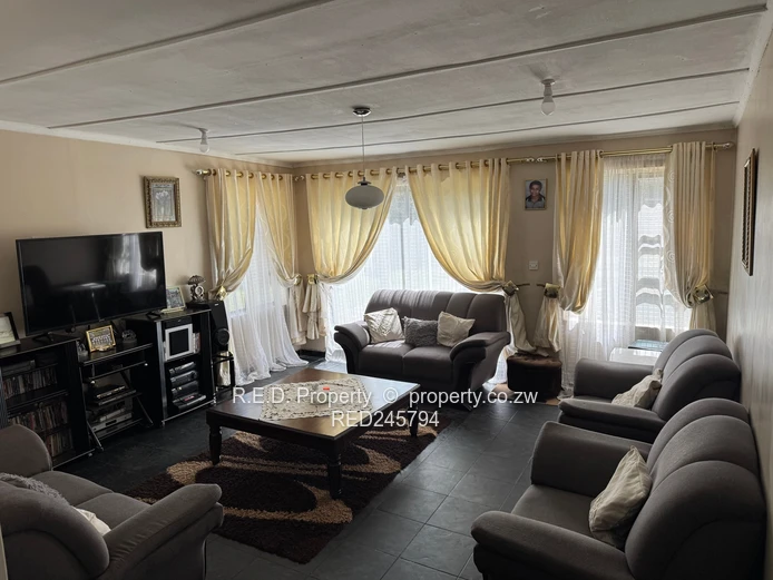 Family Home In The Heart of Burnside!