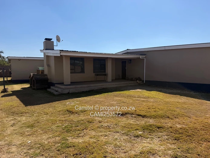 Spacious 3-bed Sunridge Home with Flatlet & Verandah
