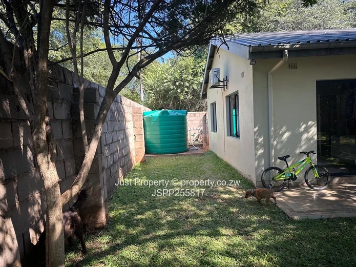 Spacious 5-Bed Victoria Falls Home with Cottage & Garden