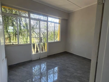 2 Bedroom Flat & Apartment