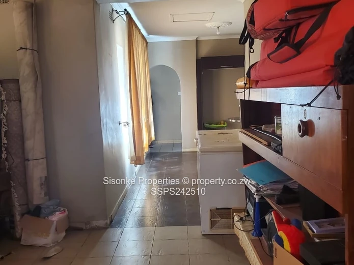 Walled 4-Bed Home Zimre Park — Borehole & Driveway
