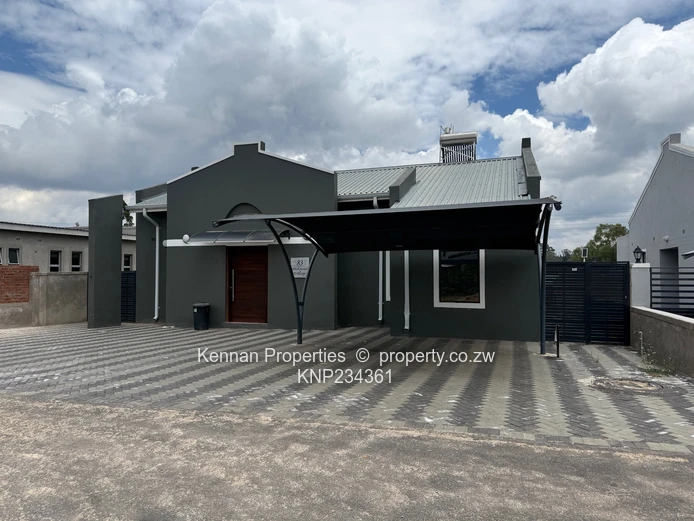 Modern Townhouse in secure Peakwood Village 