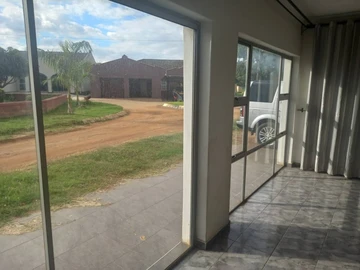  A stunning architectural house in ana exclusive gated community neighborhood in Bluffhill