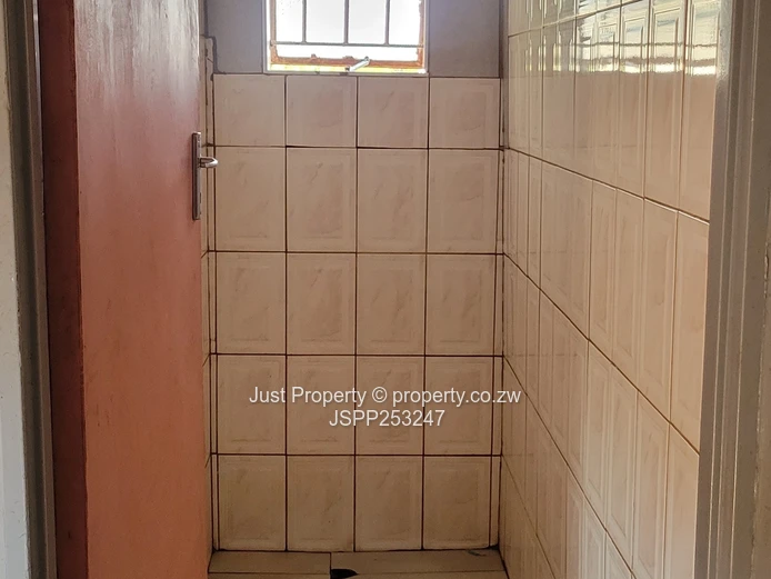 5 bedroomed house with 2 bedroom cottage 