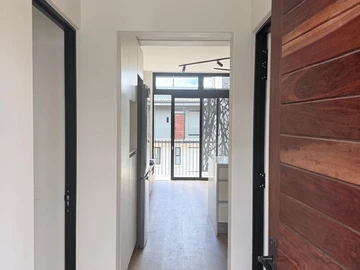 2 Bedroom Flat & Apartment