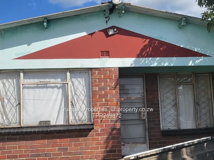 Chitungwiza 4-Bed Brick Home with Verandah, Walled (Sole Mandate)