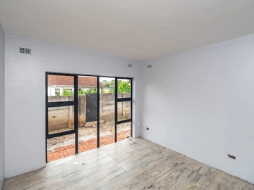 2 Bedroom Flat & Apartment