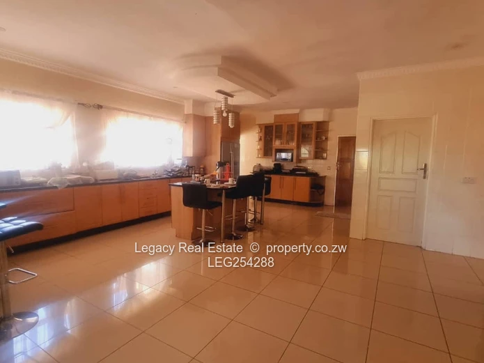 Borrowdale: Grand 9-Bed Residence on 4000m² with Borehole