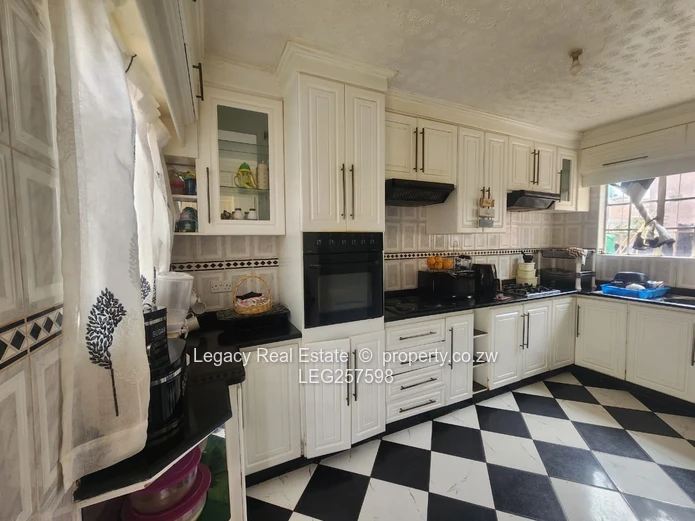 Spacious 4-Bed Home in Zimre Park with Borehole