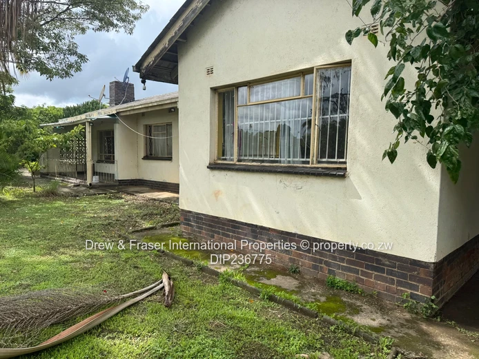Cotswold Hills Mabelreign 3 beds House with a bedsitter cottage for sale $150k