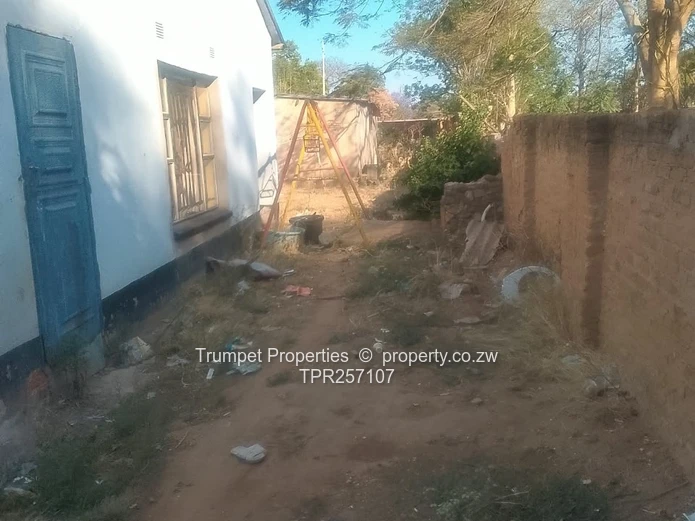Modest 4-Bed Home on 2000 m² — Title deeds