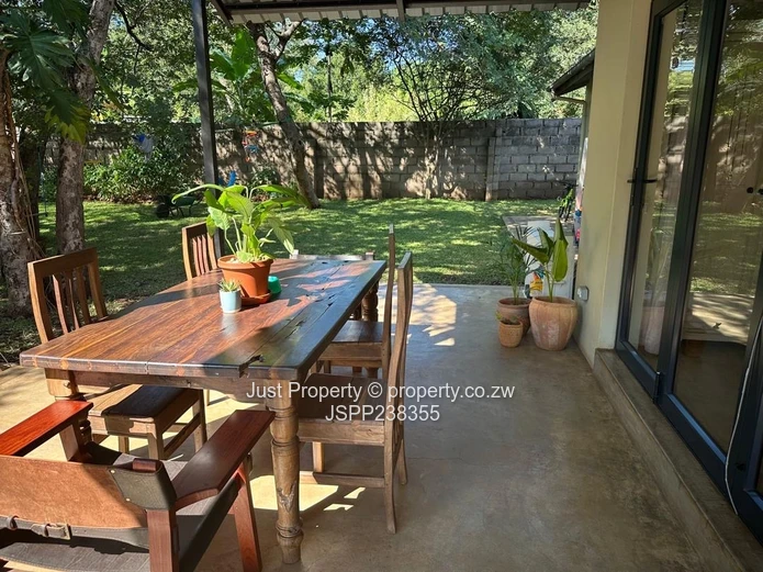 Leafy 3 Bed Victoria Falls Home with Flatlet & Garden Verandah