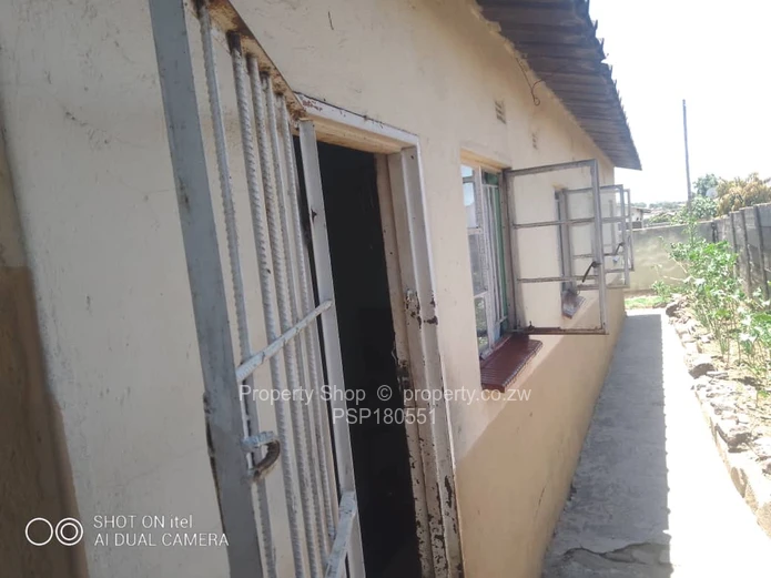 5-Bedroom Home for Sale in Glen View, Harare with Lush Garden & Fitted Kitchen