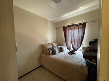 2 Bedroom Flat & Apartment